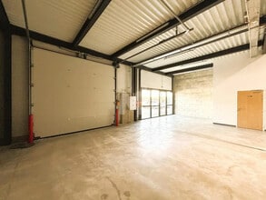 Light Industrial in Avrainville to rent Interior Photo- Image 1 of 4