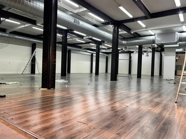 Retail in Paris for sale - Interior Photo - Image 1 of 12