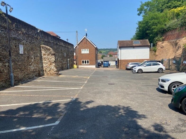 250-256 High St, Dorking to rent - Building Photo - Image 2 of 4