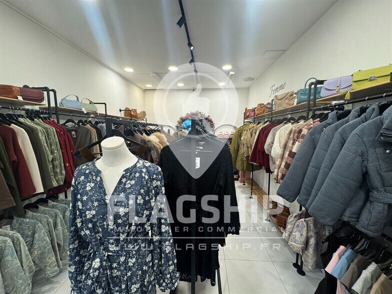 Retail in Paris to rent - Interior Photo - Image 2 of 9