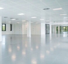 7 Arlington Square West, Bracknell to rent Interior Photo- Image 2 of 4