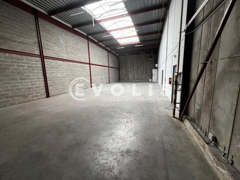 Light Industrial in Bondoufle to rent - Interior Photo - Image 3 of 8