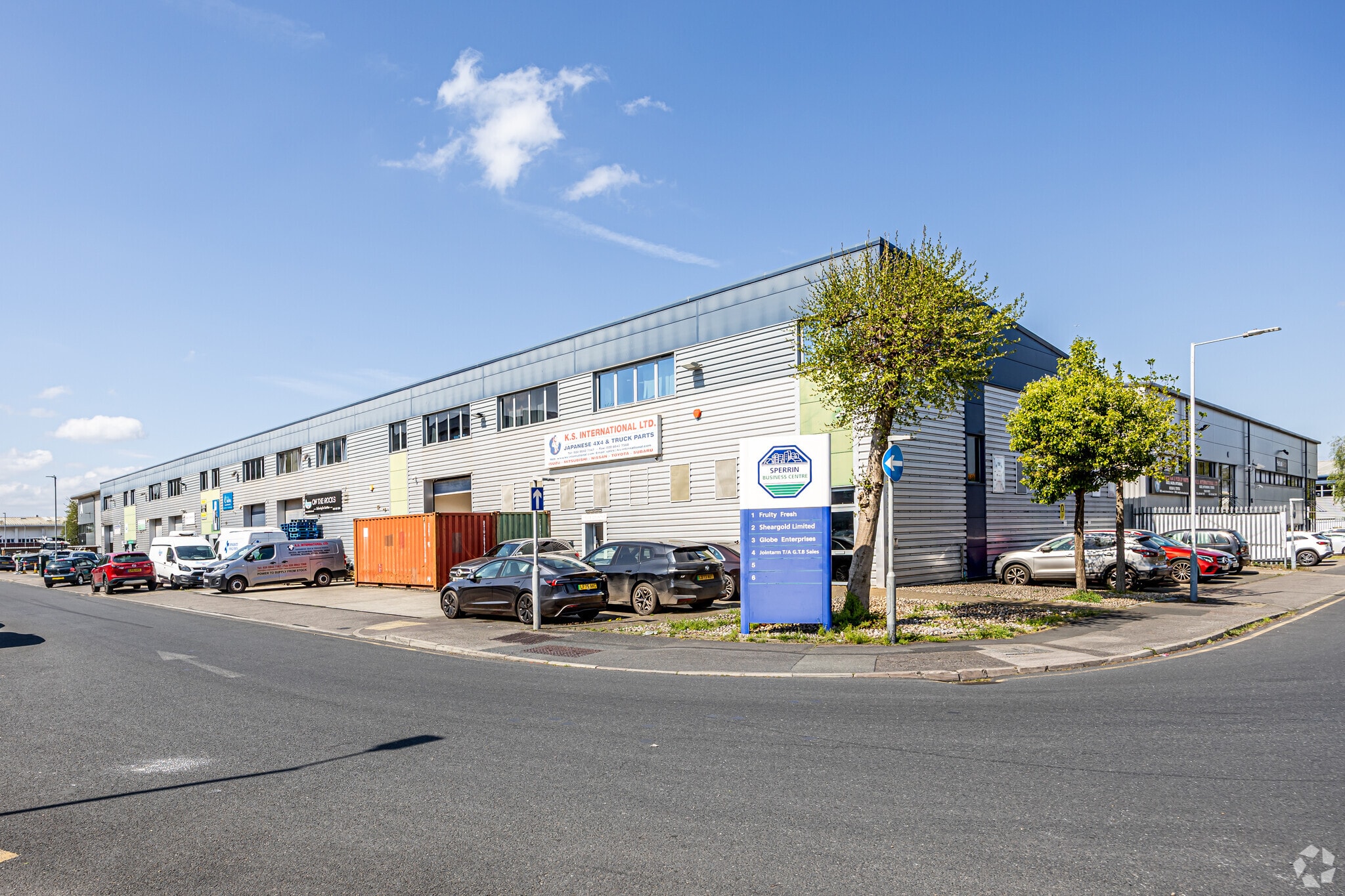 Stonefield Rd, Ruislip to rent Primary Photo- Image 1 of 4