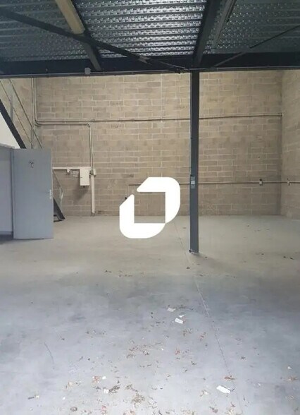 Light Industrial in Meaux to rent - Interior Photo - Image 3 of 6