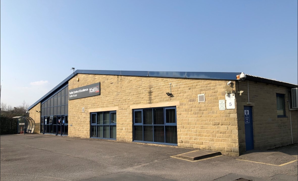 Red Doles Ln, Huddersfield HD2 1YF UK