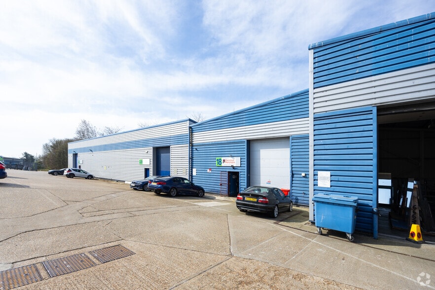 Henwood, Ashford to rent - Building Photo - Image 2 of 2