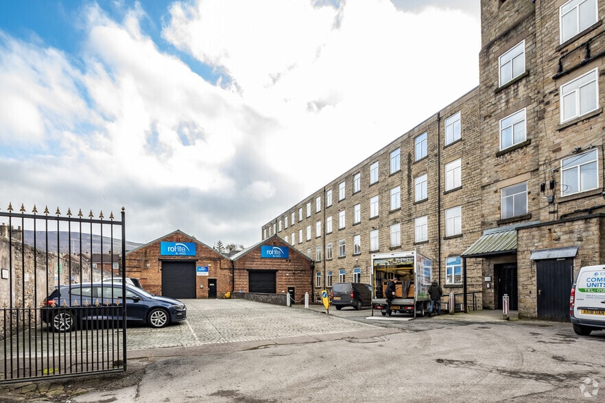 Huddersfield Rd, Stalybridge to rent - Building Photo - Image 3 of 4