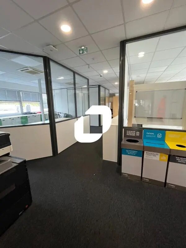 Office in VILLENEUVE-D'ASCQ to rent Interior Photo- Image 1 of 7