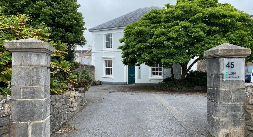 45 Devon Sq, Newton Abbot to rent - Building Photo - Image 2 of 5