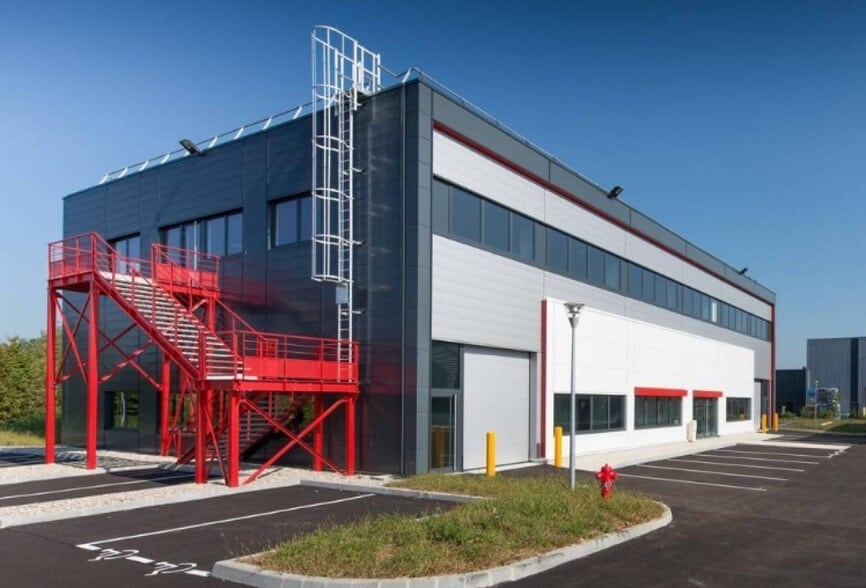 Light Industrial in Meyzieu to rent - Building Photo - Image 3 of 9