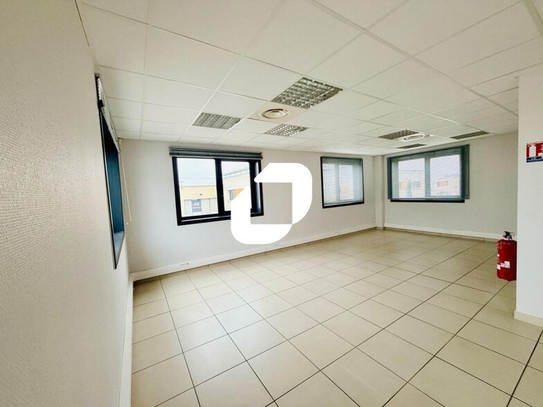 Light Industrial in Meyzieu to rent - Interior Photo - Image 3 of 8