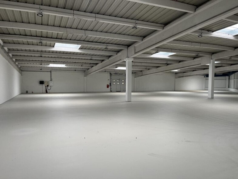 Industrial in Maurepas to rent - Interior Photo - Image 2 of 12