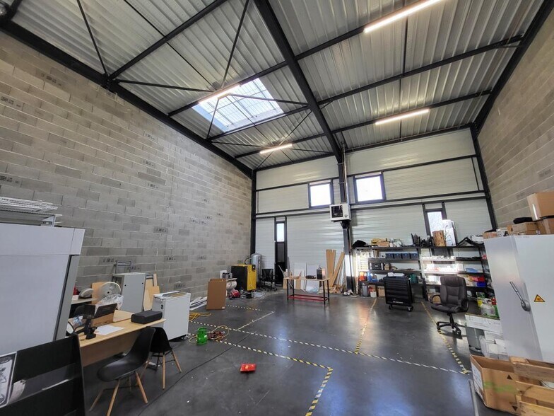 Light Industrial in Meyzieu for sale - Interior Photo - Image 2 of 6