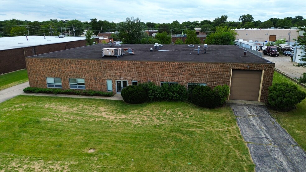 115 E University Dr, Arlington Heights, IL for sale - Building Photo - Image 3 of 32