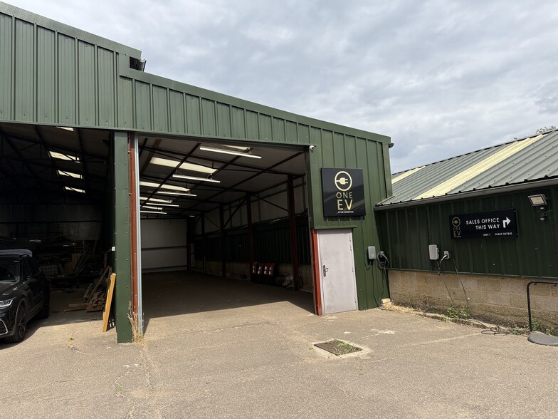 West Chiltington Ln, Billingshurst to rent - Building Photo - Image 1 of 4