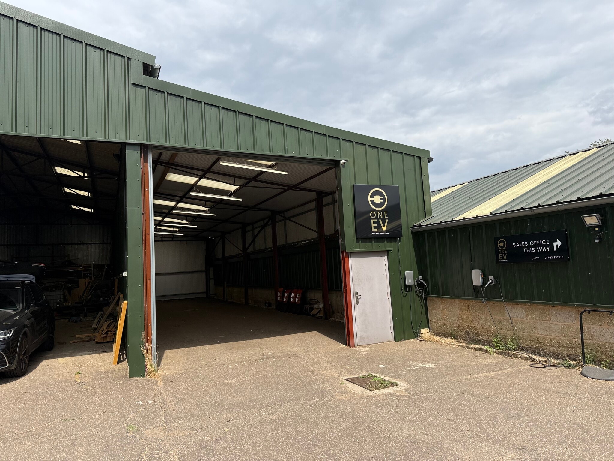 West Chiltington Ln, Billingshurst to rent Building Photo- Image 1 of 4