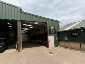 West Chiltington Ln, Billingshurst to rent Building Photo- Image 1 of 4