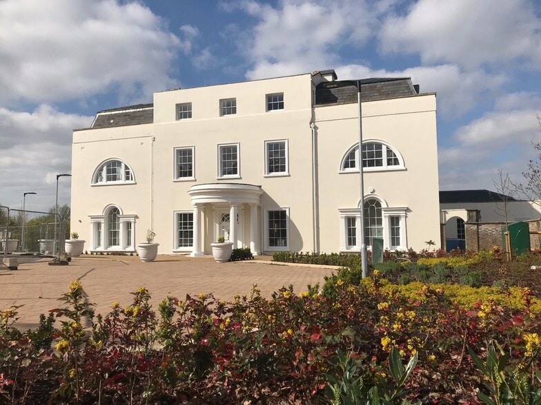 Wren Av, Uxbridge to rent - Building Photo - Image 3 of 27