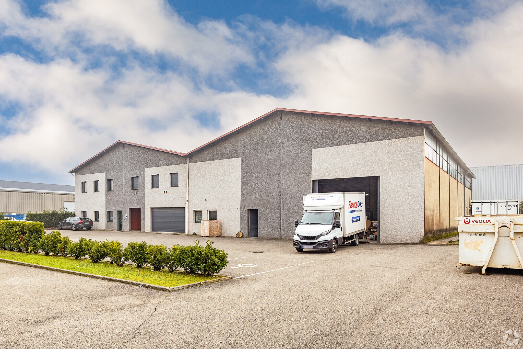 Light Industrial in Décines-Charpieu to rent Primary Photo- Image 1 of 3