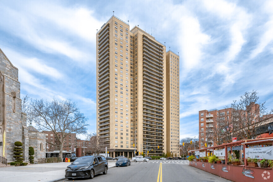 110-11 Queens Blvd, Forest Hills, NY for sale - Primary Photo - Image 1 of 1