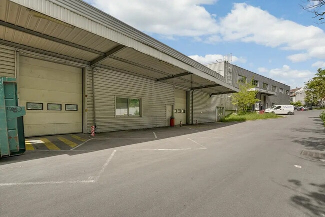 Location Entrepôt 268 m² à 1 375 m²