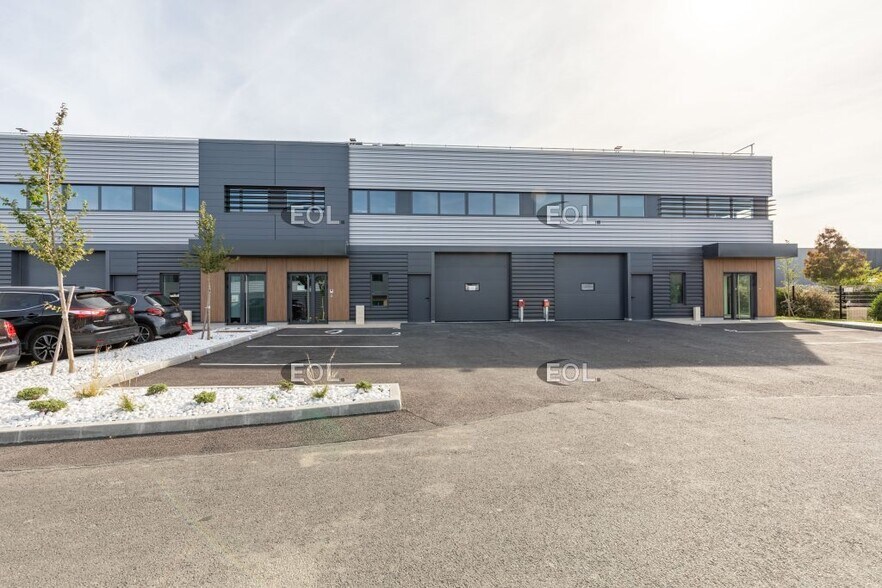 Light Industrial in Frépillon to rent - Building Photo - Image 2 of 9