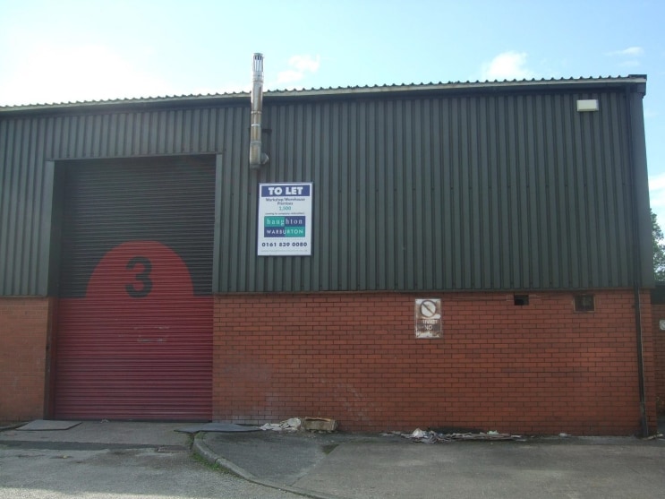 Vale Dr, Oldham for rent - Building Photo - Image 2 of 5