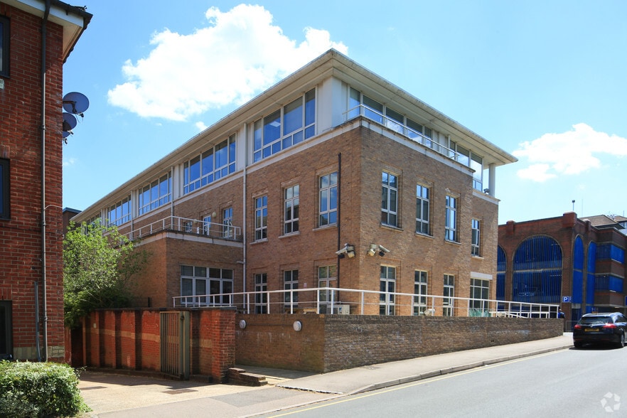 25 Clarendon Rd, Redhill to rent - Building Photo - Image 2 of 2