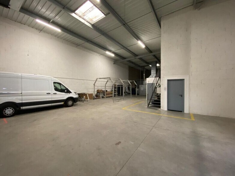 Light Industrial in Décines-Charpieu to rent - Interior Photo - Image 2 of 3