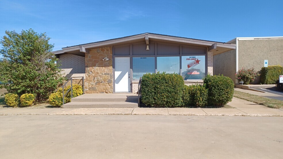 2620 Yonkers St, Plainview, TX for sale - Building Photo - Image 1 of 28