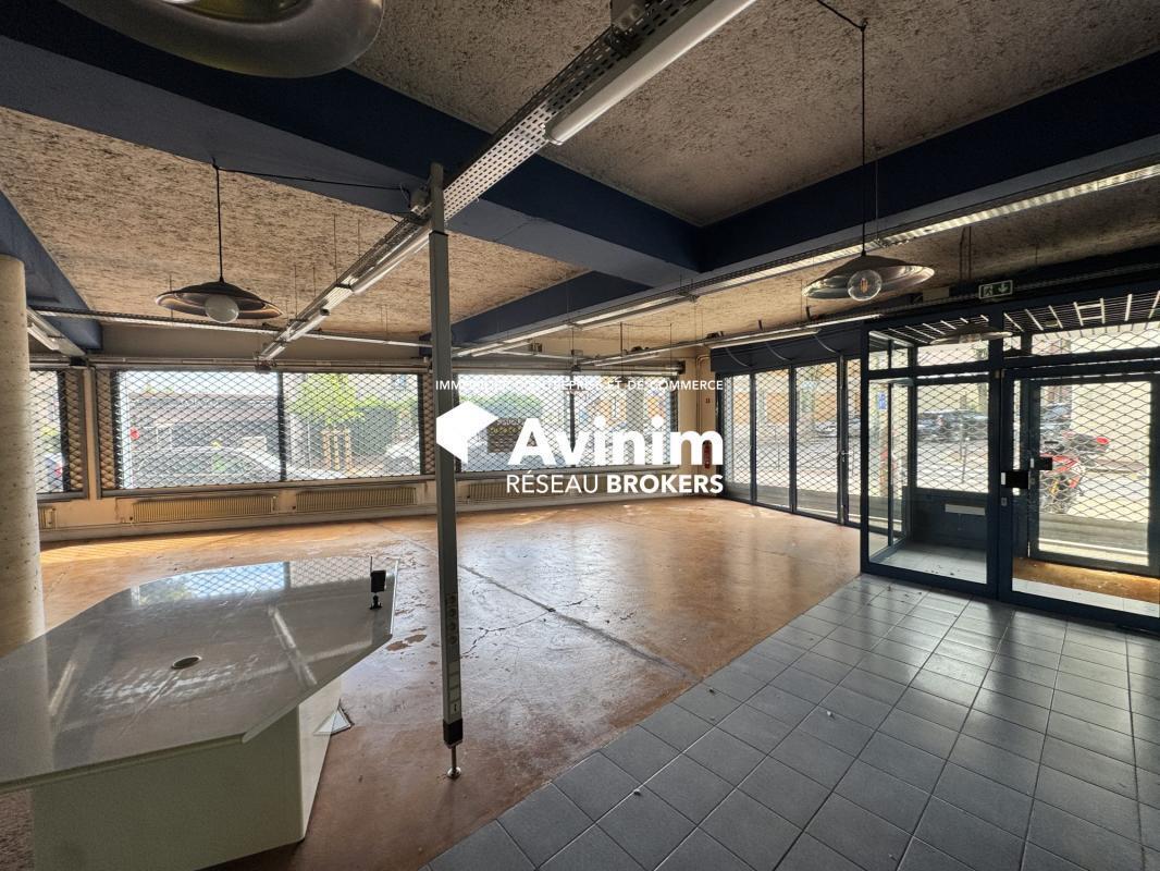 Retail in Clamart to rent Interior Photo- Image 1 of 7