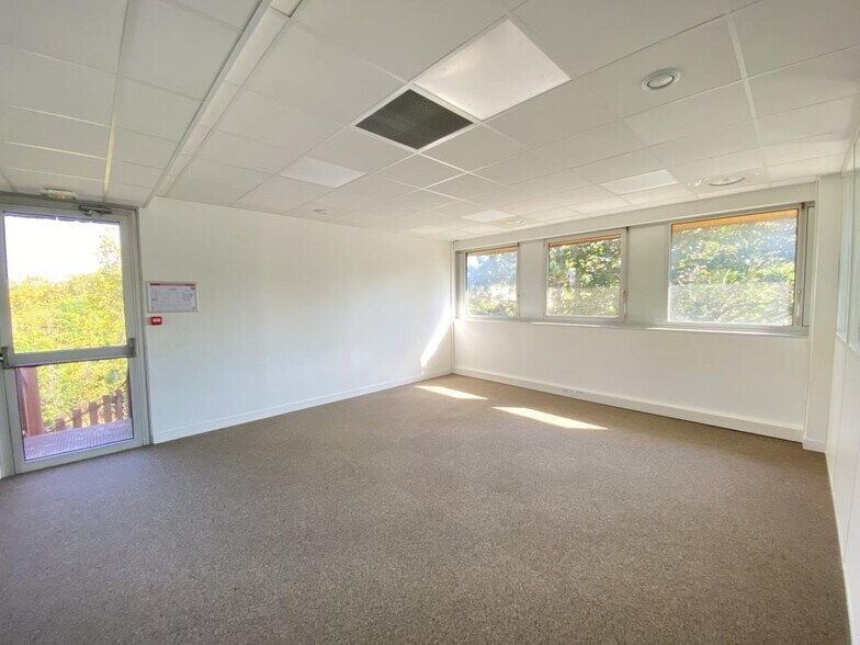 7 Rue Maryse Bastié, Bron to rent - Interior Photo - Image 3 of 6