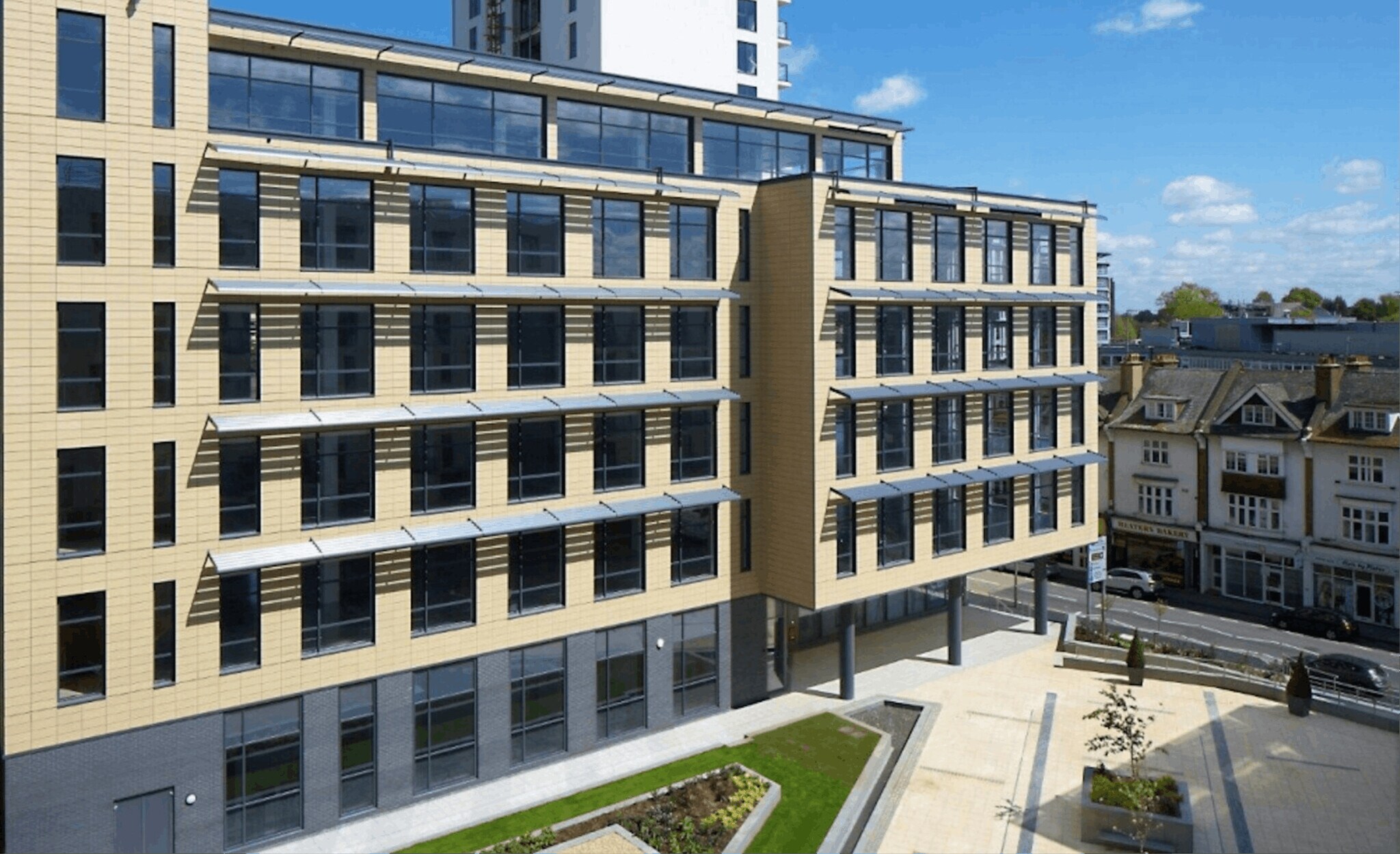 Guildford Rd, Woking to rent Building Photo- Image 1 of 6