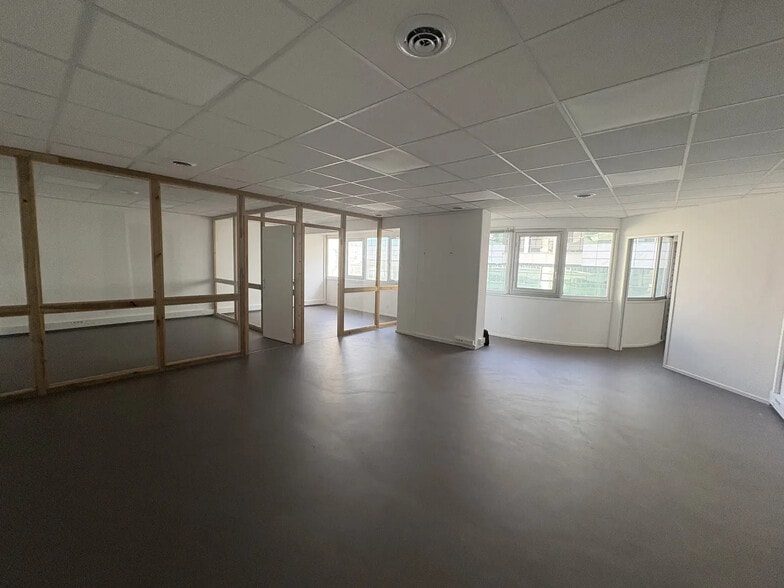 74 Rue Georges Bonnac, Bordeaux to rent - Interior Photo - Image 2 of 22