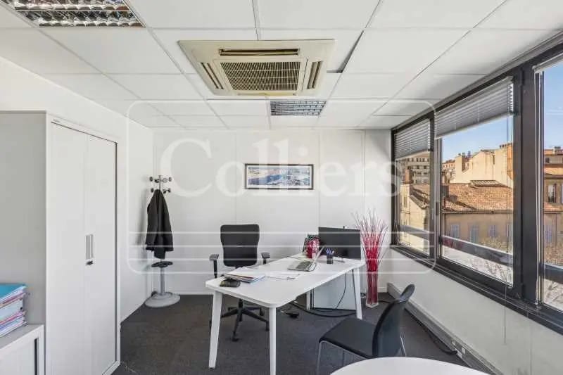 Office in Marseille to rent - Building Photo - Image 3 of 11