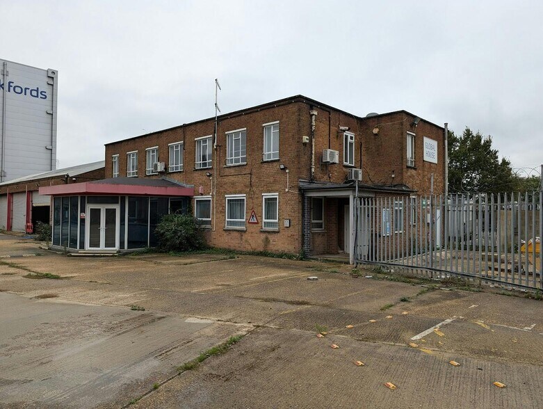 Drury Way, London to rent - Building Photo - Image 3 of 7