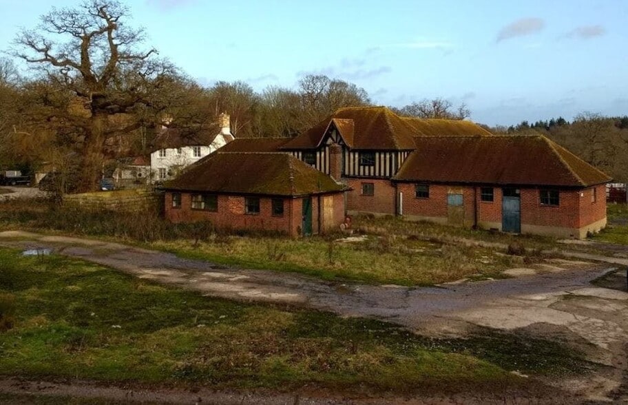 Sunninghill Rd, Ascot to rent - Building Photo - Image 1 of 8