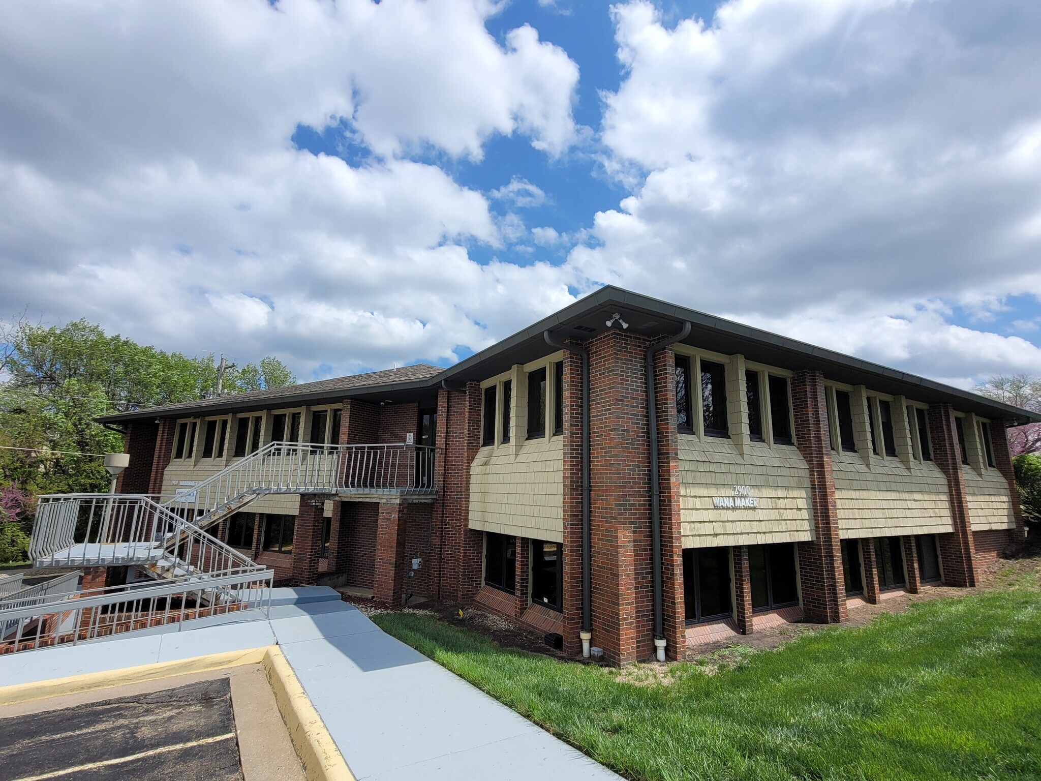 2900 SW Wanamaker Dr, Topeka, KS to rent Building Photo- Image 1 of 8