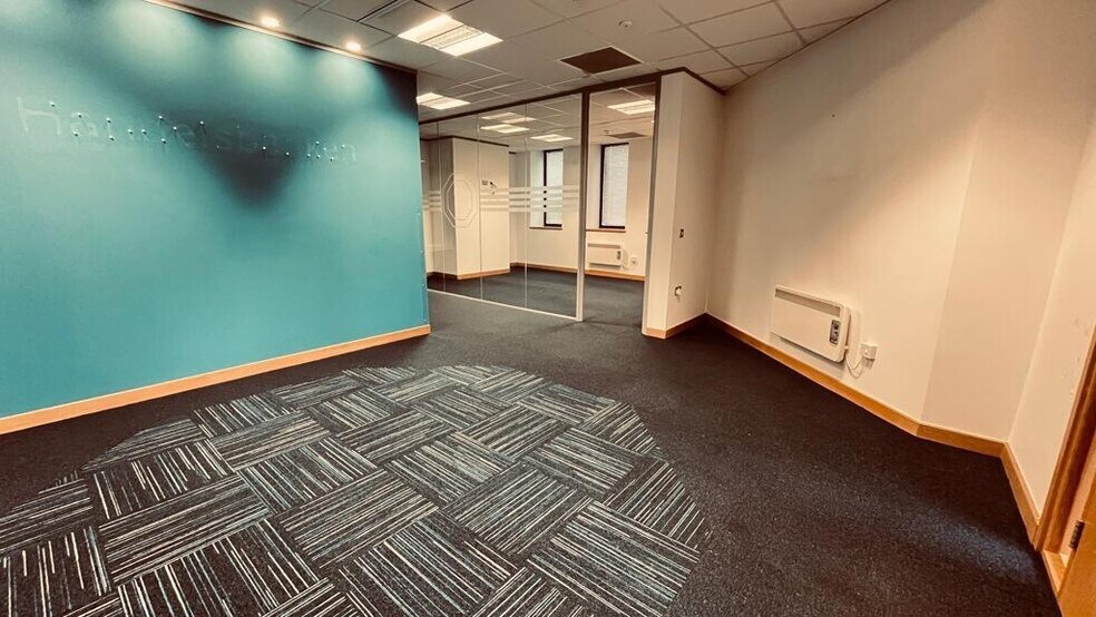 27-28 Middleborough, Colchester to rent - Building Photo - Image 2 of 11