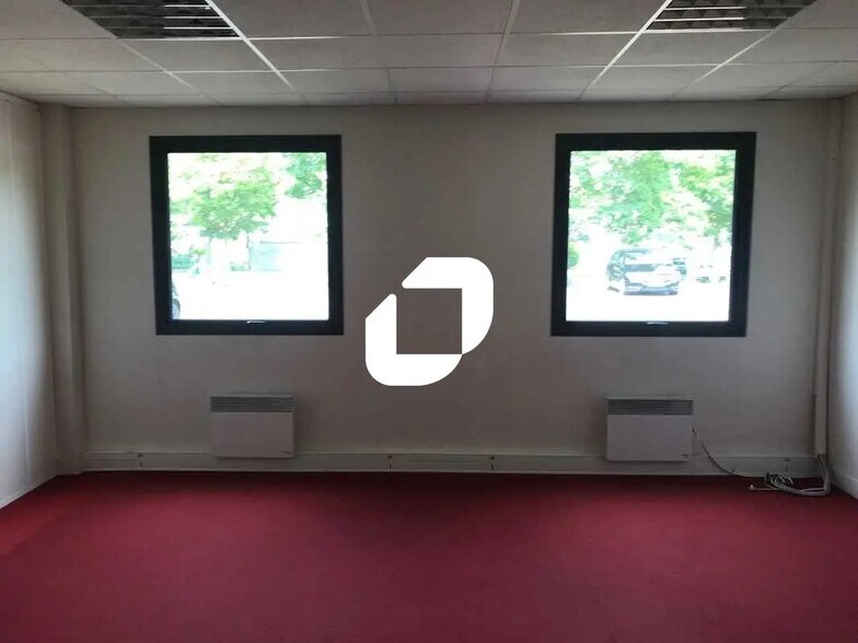 Office in Cergy to rent - Interior Photo - Image 2 of 6