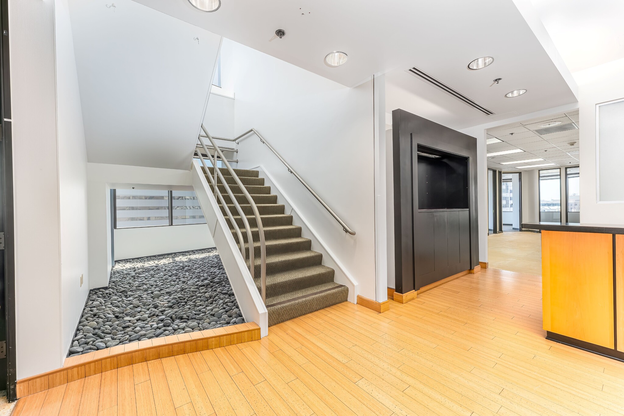 2 N Lake Ave, Pasadena, CA to rent Interior Photo- Image 1 of 1