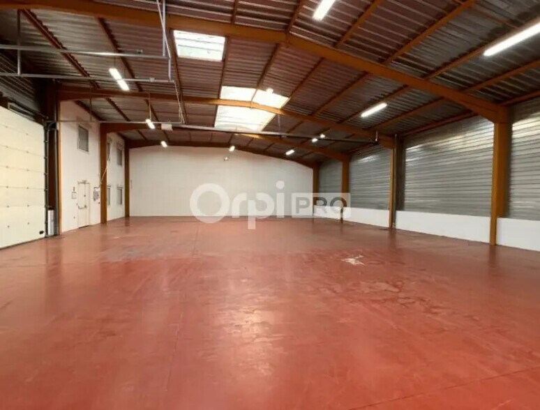 14 Rue André Sentuc, Vénissieux to rent - Building Photo - Image 3 of 9