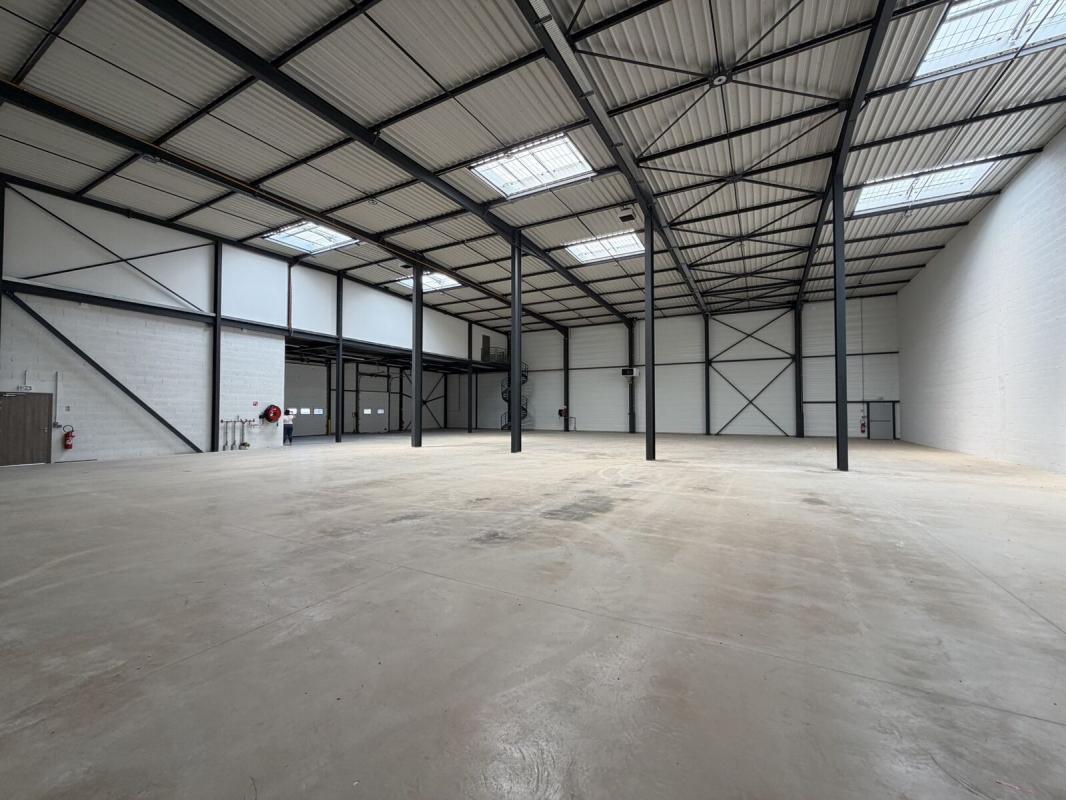 Light Industrial in Heyrieux to rent Interior Photo- Image 1 of 10