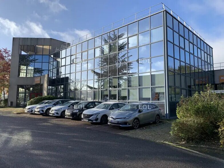 Light Industrial in Villebon-sur-Yvette to rent - Building Photo - Image 1 of 11