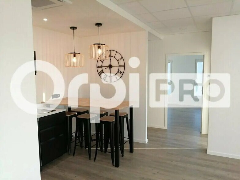 Office in Villefranche-sur-Saône to rent - Interior Photo - Image 1 of 9