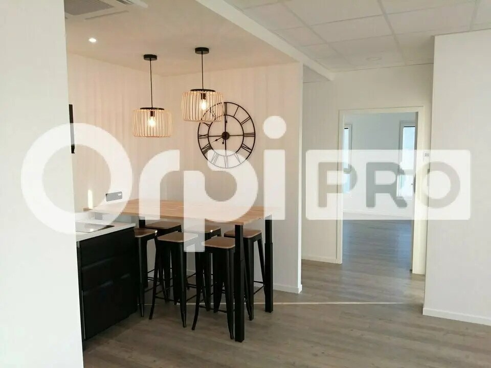 Office in Villefranche-sur-Saône to rent Interior Photo- Image 1 of 10