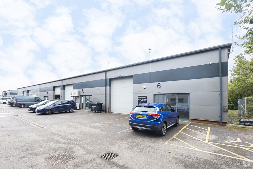 Fishponds Rd, Wokingham to rent - Building Photo - Image 2 of 16