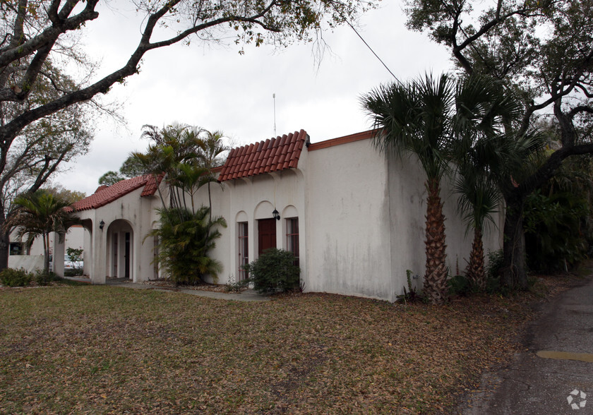 68 Pondella Rd, North Fort Myers, FL for rent - Primary Photo - Image 1 of 2