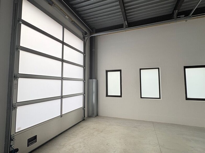 Light Industrial in Collégien to rent - Interior Photo - Image 3 of 9