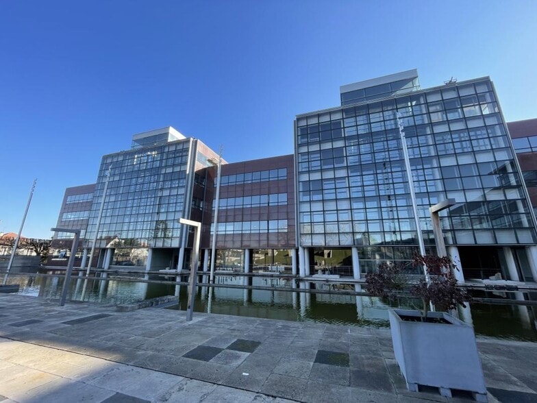 Office in Rueil-Malmaison to rent - Building Photo - Image 2 of 13